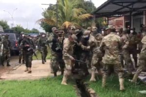 Militares y funcionarios de la Umopar en Puerto Villarroel