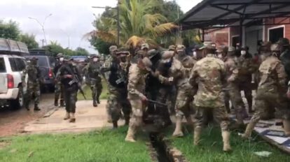 Militares y funcionarios de la Umopar en Puerto Villarroel