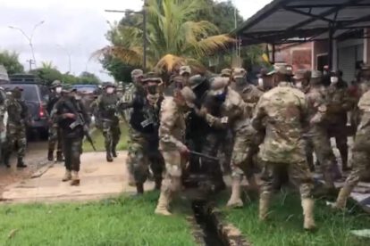 Militares y funcionarios de la Umopar en Puerto Villarroel