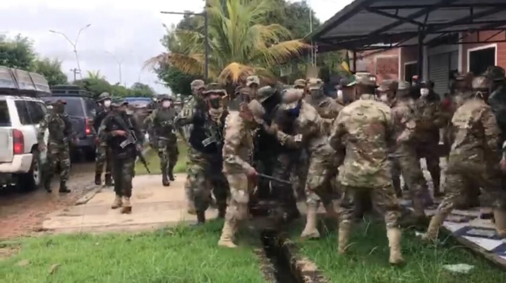 Militares y funcionarios de la Umopar en Puerto Villarroel