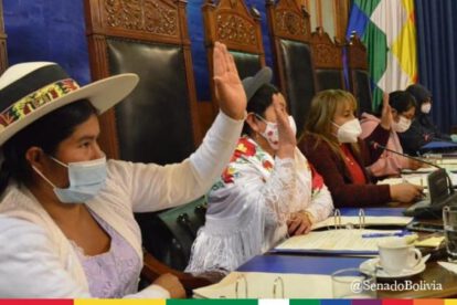 Milton Barón y Adela Cussi en la modificación de la directiva del Senado