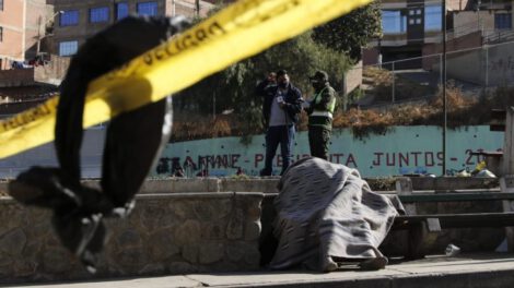 Cadáver en vía pública en Cochabamba