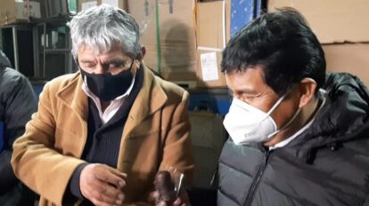 Gobernador Oczachoque recibe un beso de negro del ministro Iván Arias