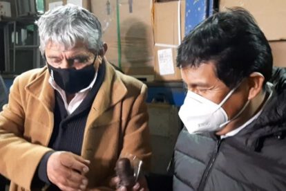 Gobernador Oczachoque recibe un beso de negro del ministro Iván Arias
