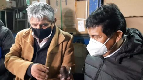 Gobernador Oczachoque recibe un beso de negro del ministro Iván Arias