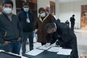 Firma de acuerdo en K’ara K’ara