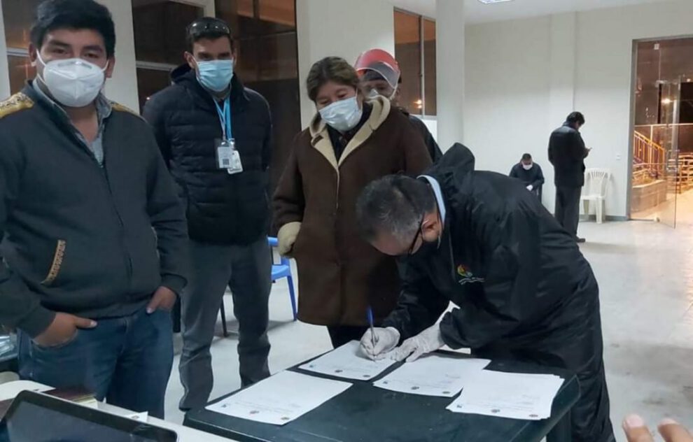 Firma de acuerdo en K’ara K’ara