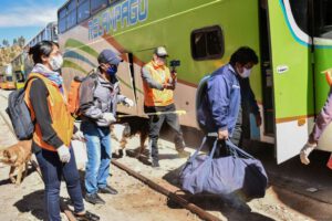 Personas abordando buses con medidas de bioseguridad
