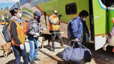 Personas abordando buses con medidas de bioseguridad