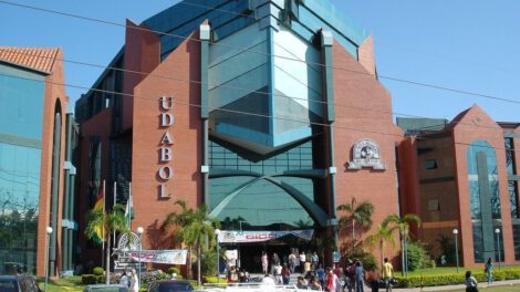 Expropiación de hospitales en Bolivia para reforzar la atención de salud
