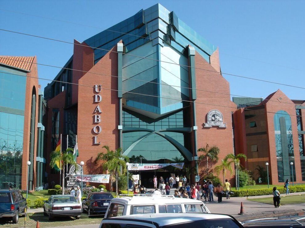 Expropiación de hospitales en Bolivia para reforzar la atención de salud