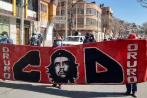 Trabajadores de la Central Obrera Departamental Oruro marchando por mejores condiciones de salud y educación