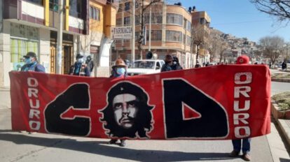 Trabajadores de la Central Obrera Departamental Oruro marchando por mejores condiciones de salud y educación