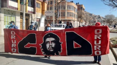 Trabajadores de la Central Obrera Departamental Oruro marchando por mejores condiciones de salud y educación
