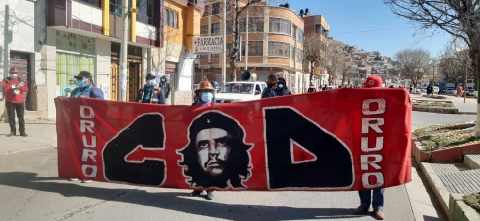 Trabajadores de la Central Obrera Departamental Oruro marchando por mejores condiciones de salud y educación