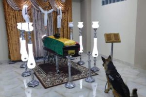 Perro policía acompaña el féretro de su guía