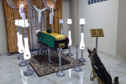 Perro policía acompaña el féretro de su guía