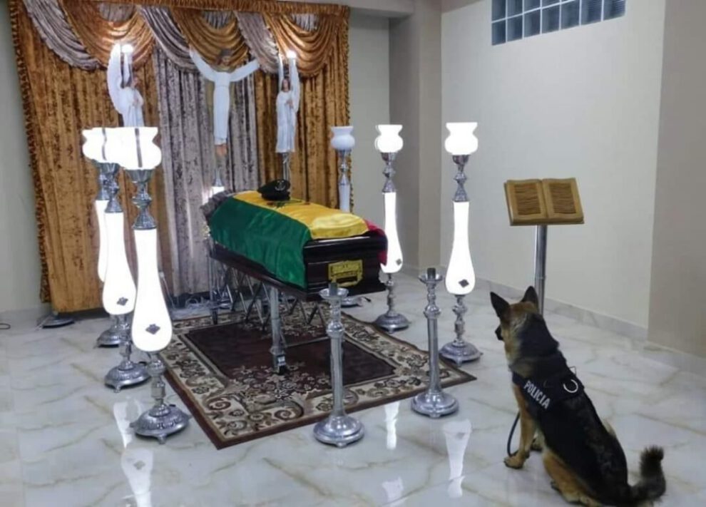 Perro policía acompaña el féretro de su guía