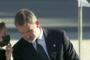 Princesa Leonor le recuerda al Rey de España que se ponga barbijo