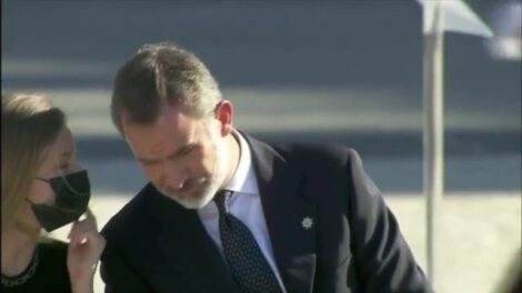 Princesa Leonor le recuerda al Rey de España que se ponga barbijo