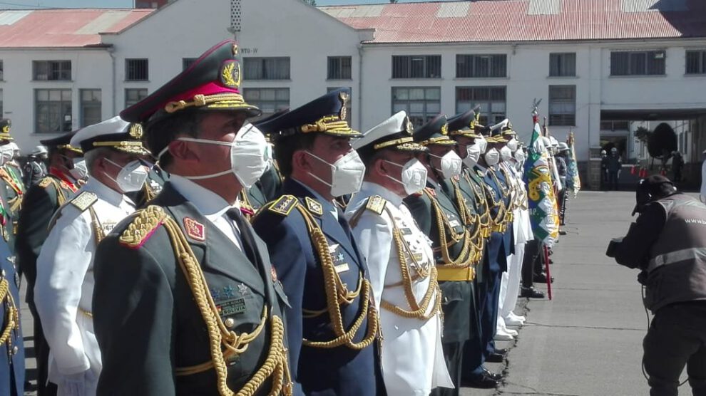 Imposición de grados y entrega de bastones a generales de las Fuerzas Armadas