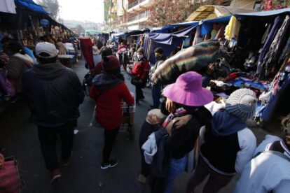 Comerciantes ambulantes en Cochabamba en el mercado La Cancha