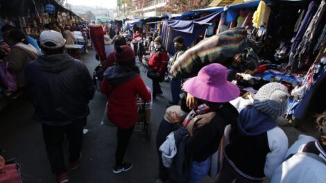 Comerciantes ambulantes en Cochabamba en el mercado La Cancha