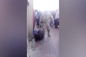 golpiza de militar contra ladrón en El Alto
