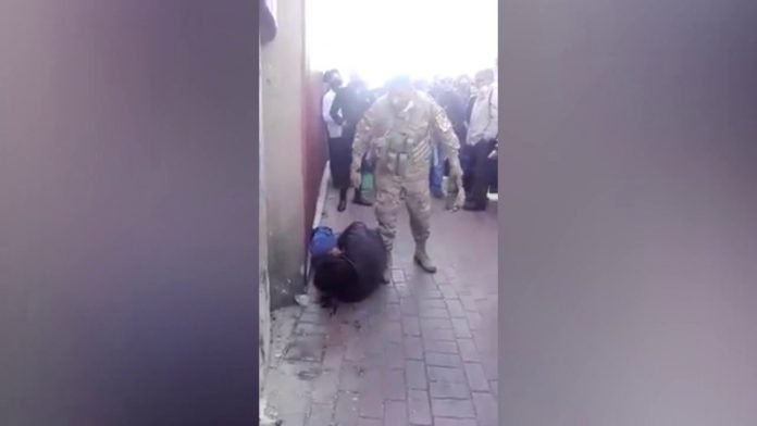golpiza de militar contra ladrón en El Alto