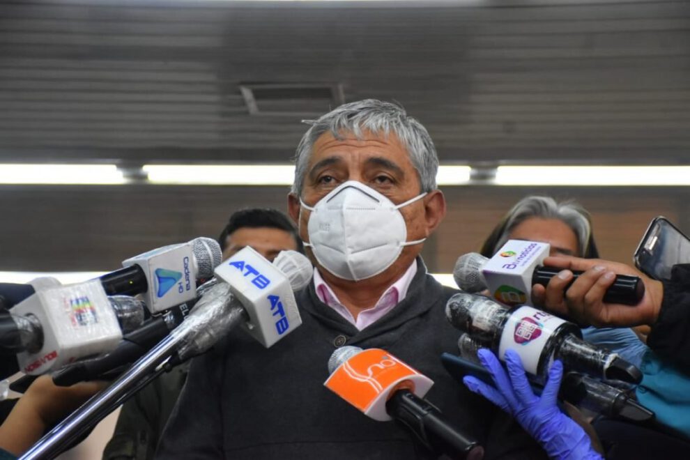 Transfusión de plasma hiperinmune del ministro Iván Arias