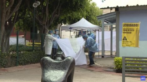 Personal de salud realiza actividades de bioseguridad en México
