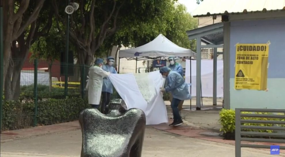 Personal de salud realiza actividades de bioseguridad en México