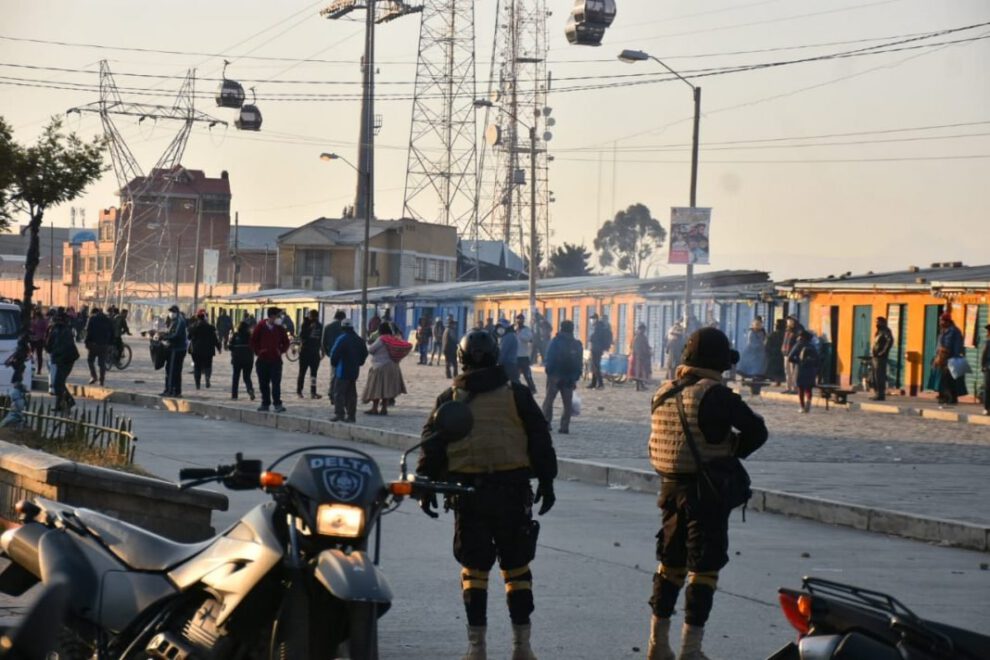 Enfrentamientos en El Alto entre bloqueadores y la Policía