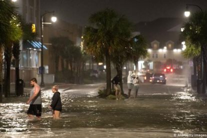 Personas caminan sobre las aguas en Carolina del Sur debido al huracán Isaías