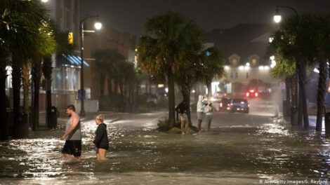 Personas caminan sobre las aguas en Carolina del Sur debido al huracán Isaías