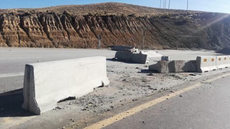 Carretera Oruro-Cochabamba intransitable por bloqueos y destrozos