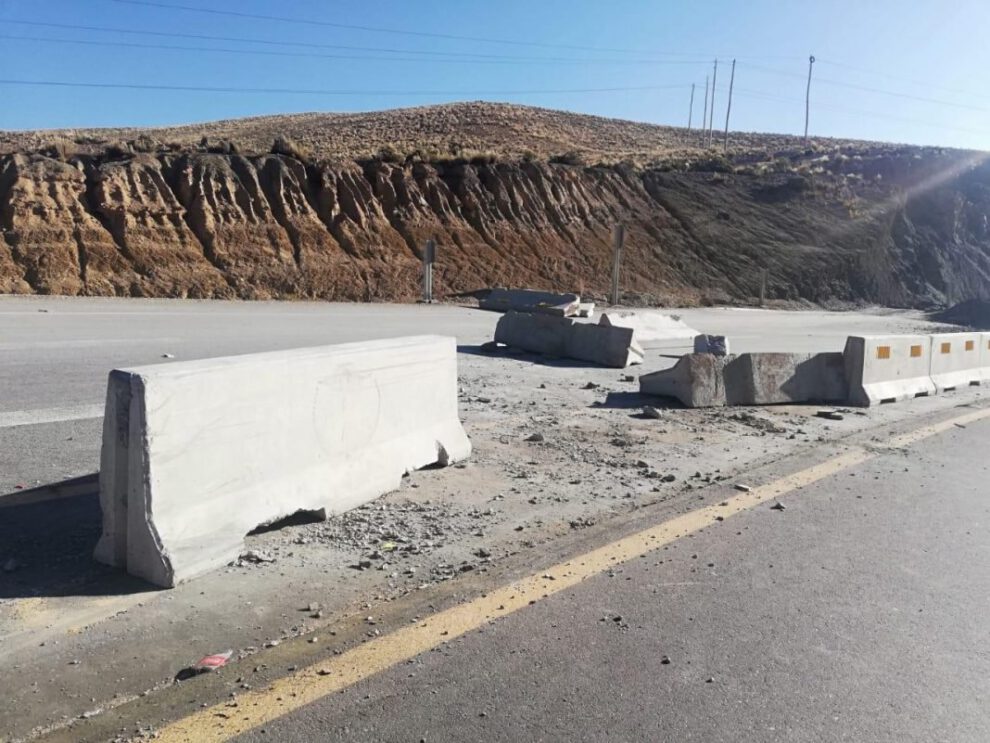 Carretera Oruro-Cochabamba intransitable por bloqueos y destrozos