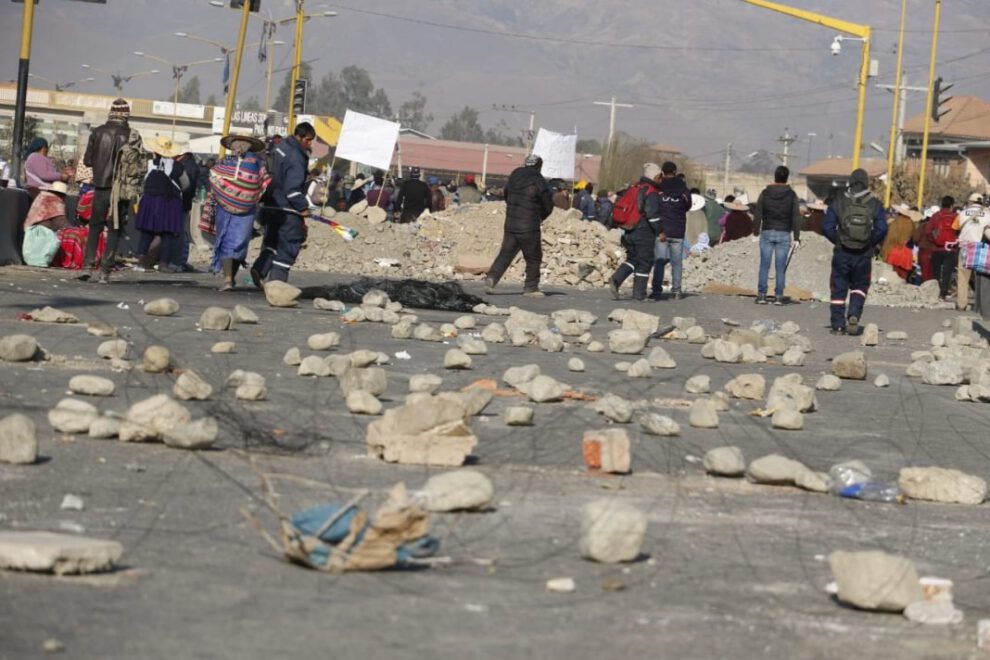 Bloqueos de caminos en Bolivia que evitan paso de oxígeno