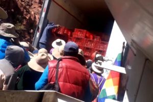 Saqueo de pollos en Oruro