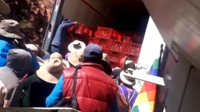 Saqueo de pollos en Oruro