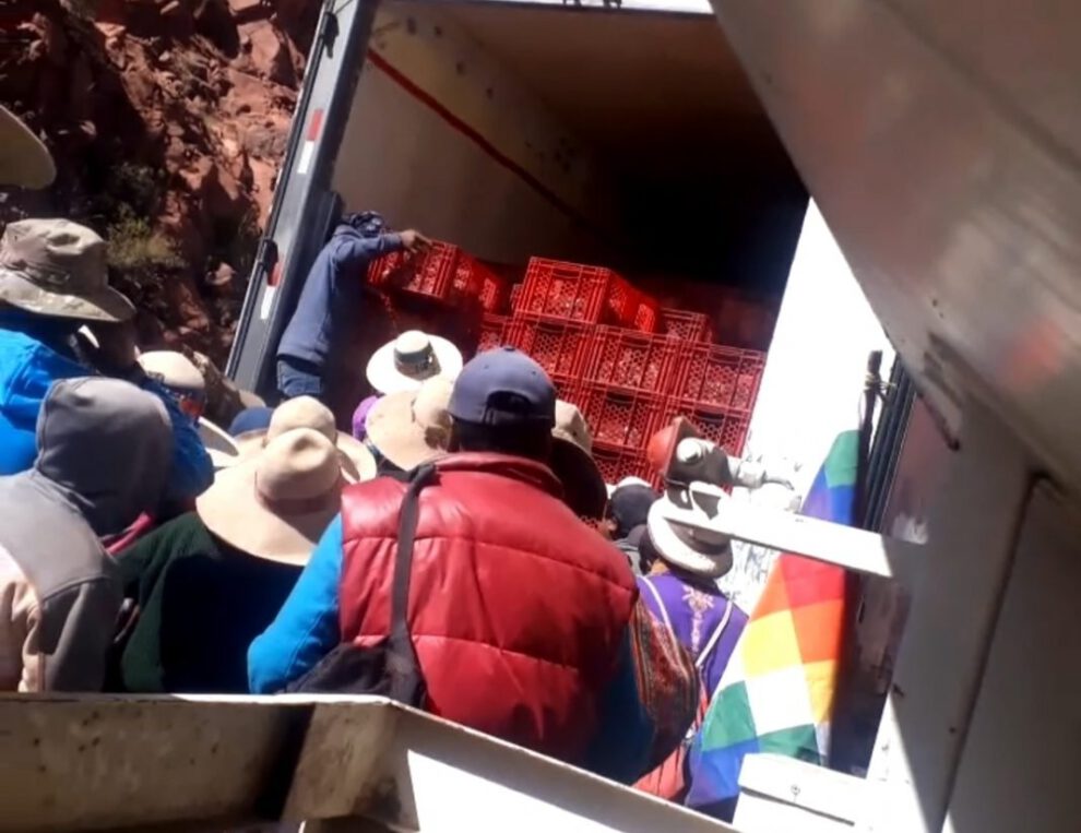 Saqueo de pollos en Oruro