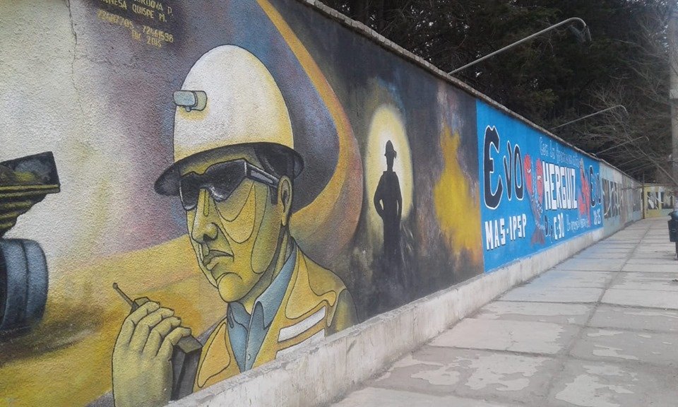 Mural del Minero en Oruro con propaganda política
