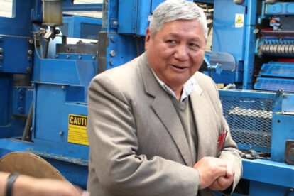 Julio Cayoja en su visita al periódico LA PATRIA