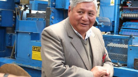 Julio Cayoja en su visita al periódico LA PATRIA