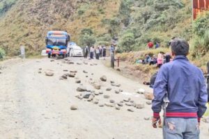 Bloqueo de caminos en Los Yungas por campesinos