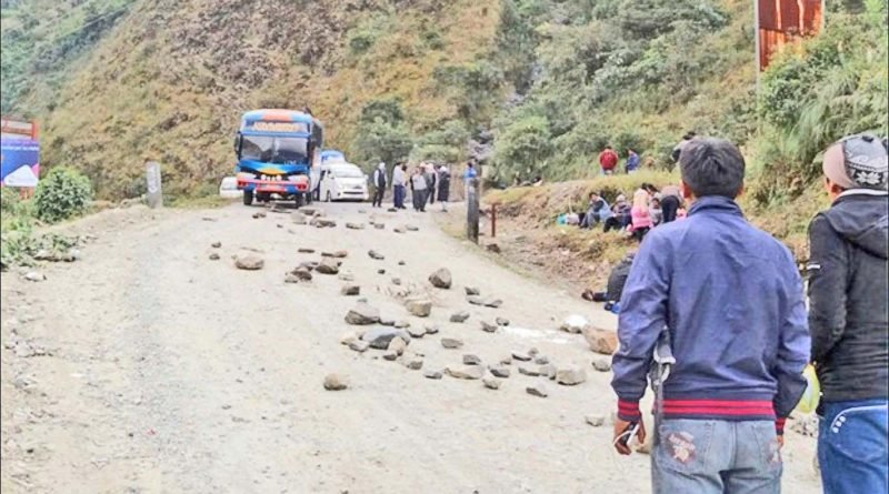 Bloqueo de caminos en Los Yungas por campesinos