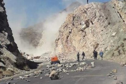 Carretera Oruro-Cochabamba intransitable por rocas y bloqueos
