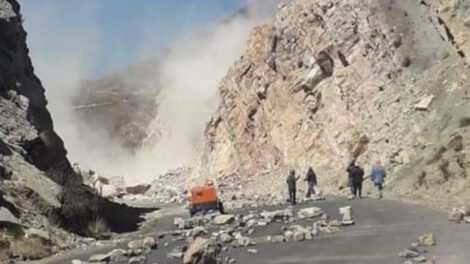 Carretera Oruro-Cochabamba intransitable por rocas y bloqueos