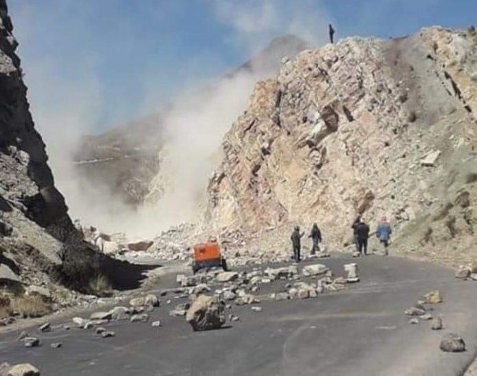 Carretera Oruro-Cochabamba intransitable por rocas y bloqueos