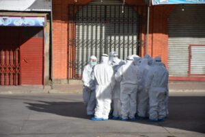 Personal de salud durante un rastrillaje sanitario en la ciudad de El Alto